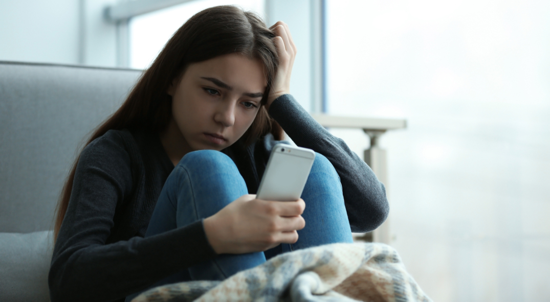 Mädchen mit Smartphone