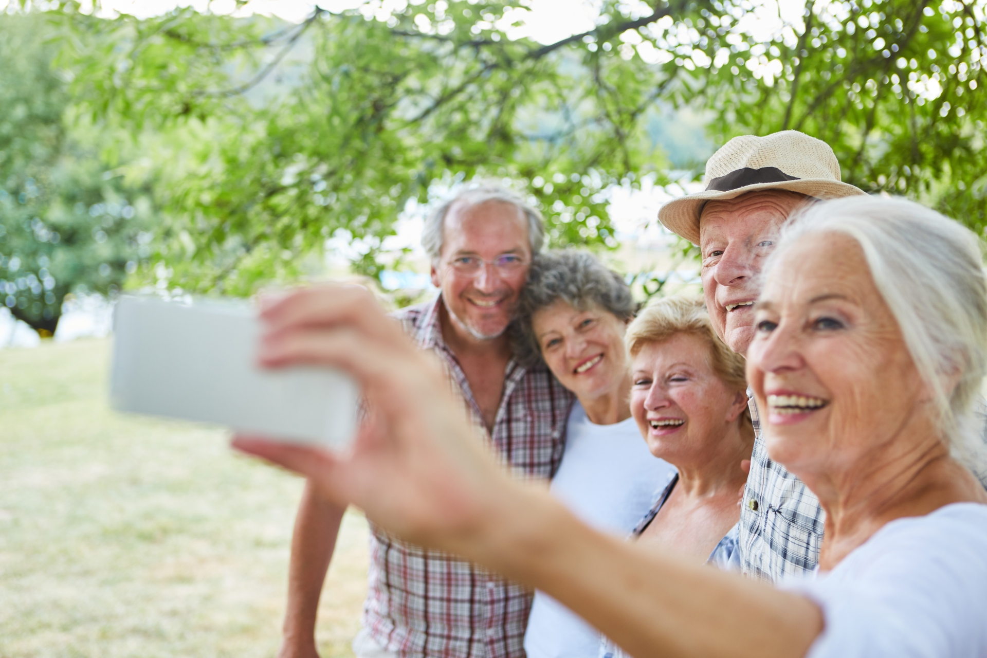 Eine Gruppe von Seniorinnen und Senioren macht ein Selfie.