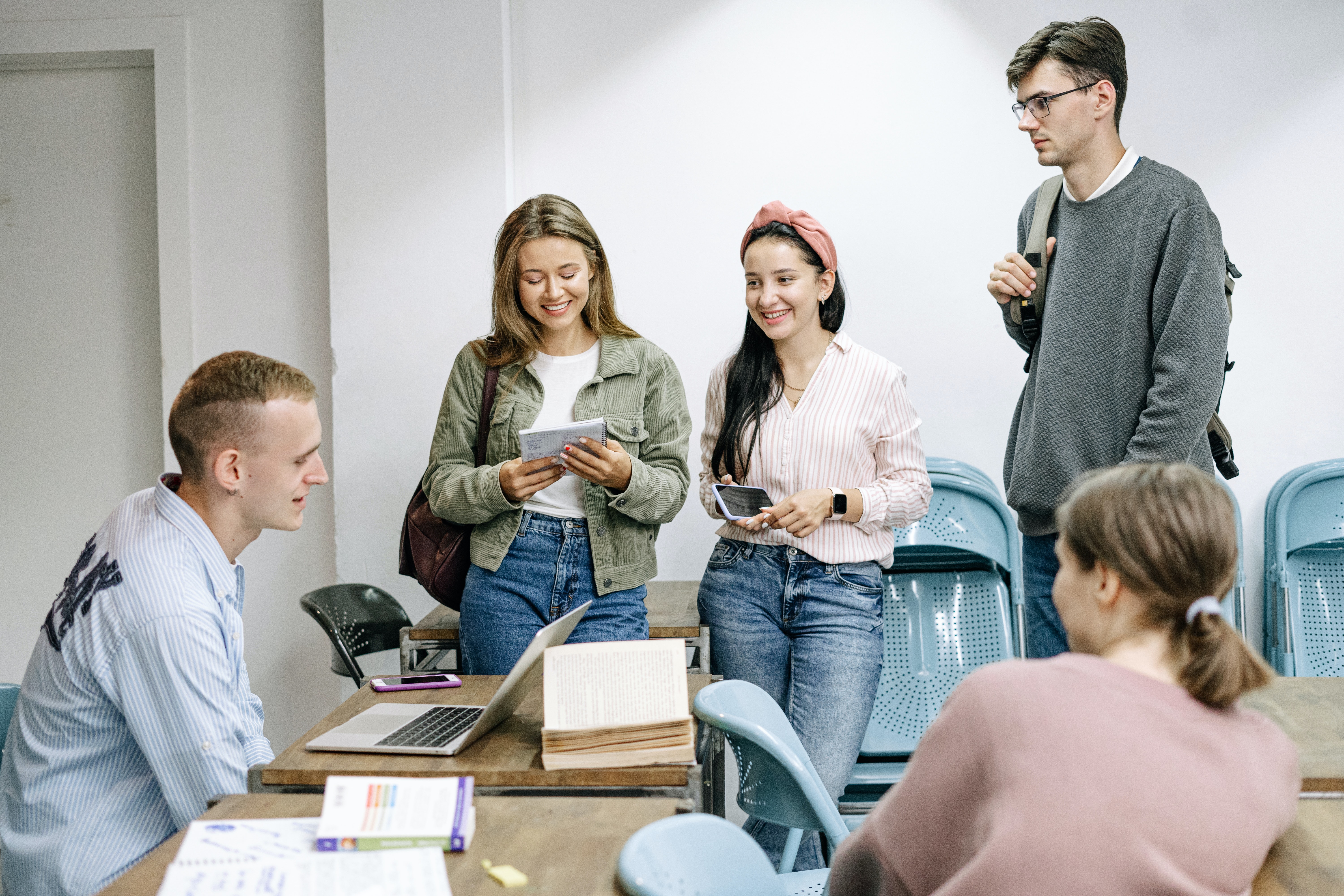 Eine Gurppe junger Menschen in der Schule