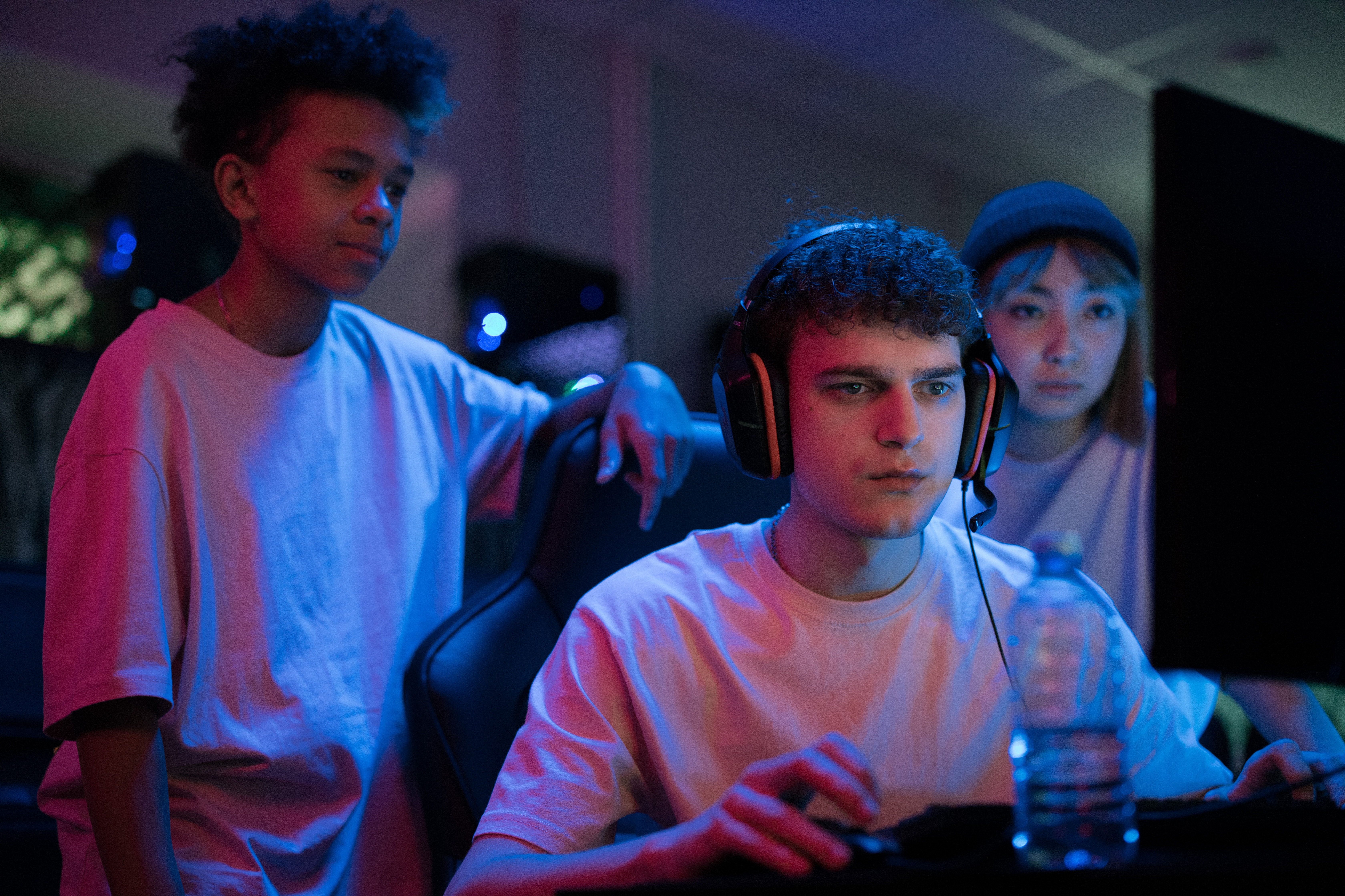 3 Jugendliche vor einem PC