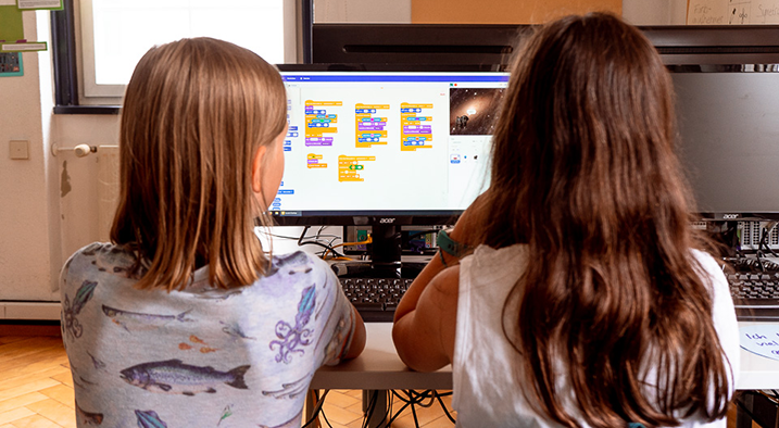 Zwei Mädchen programmieren am PC