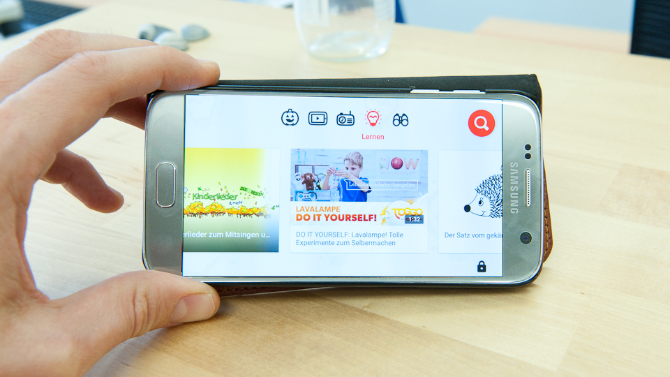 Smartphone mit YouTube for Kids geöffnet.