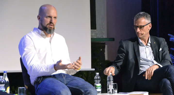 Podiumsdiskussion 01 717x394px